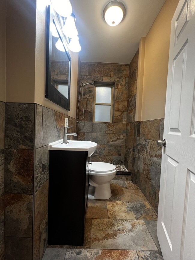 Building Photo - 735 N Hamlin Ave