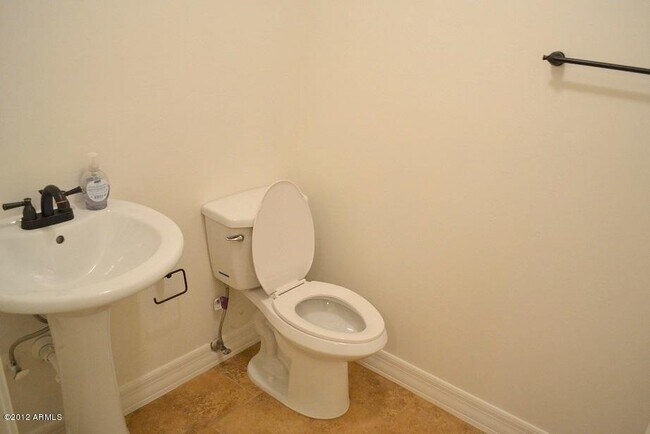 Building Photo - 3 Bedroom - 2  Bedroom - 1656 Sq. Ft - Cas...