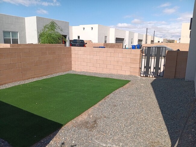 Building Photo - Stunning 4-bedroom, 3.5-bathroom home loca...