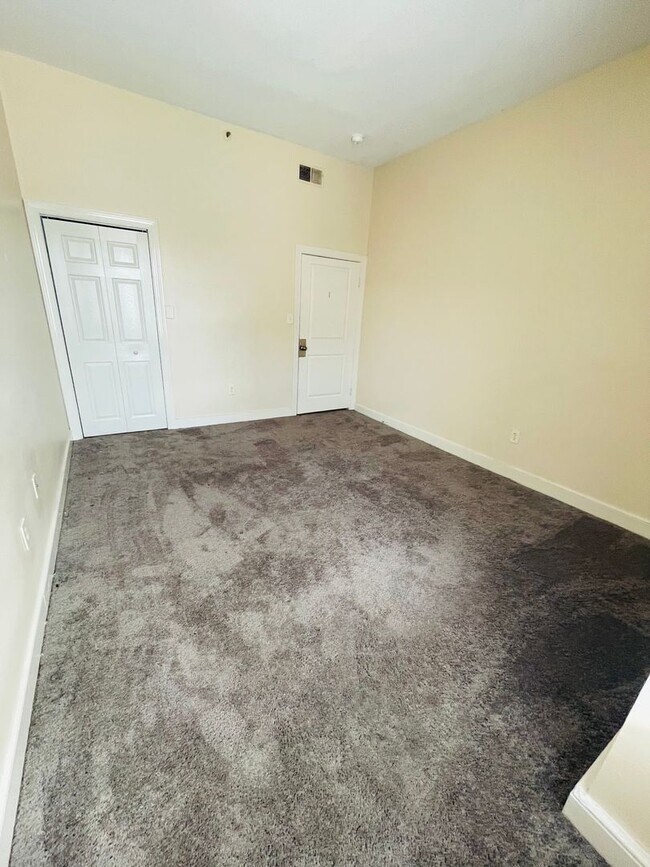 Building Photo - 1731 E Main St