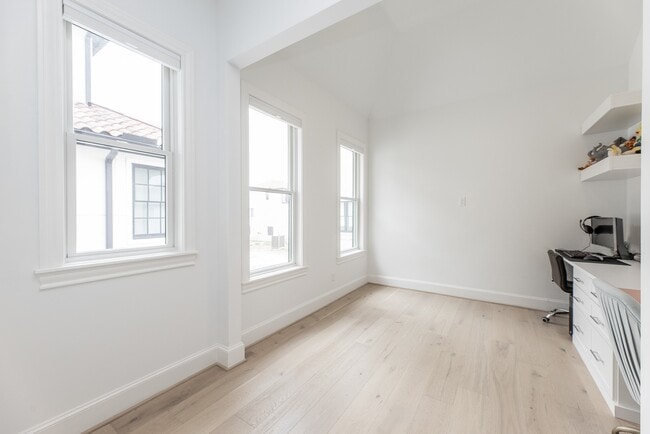Building Photo - 7546 Awty School Ln