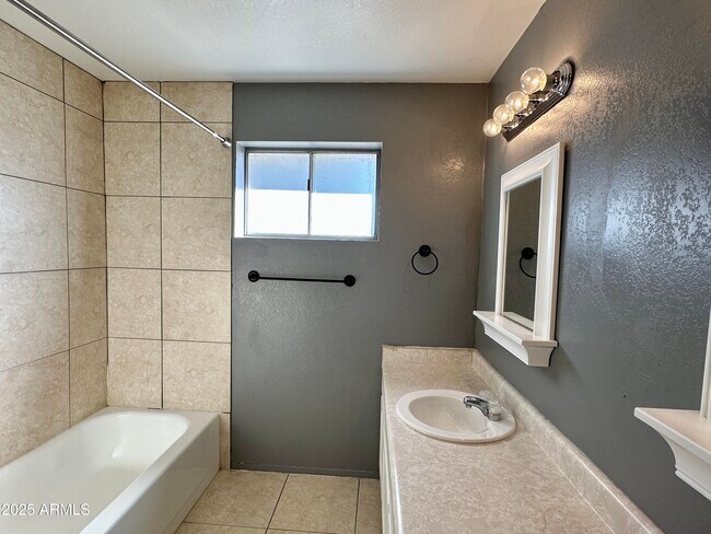 Building Photo - 2535 E Maryland Dr