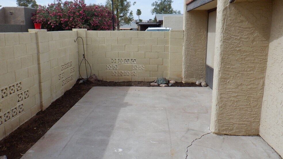 Building Photo - 712 N Santa Barbara #16