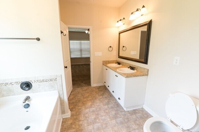 Building Photo - 3 Bedroom 2.5 Bath With Large Backyard