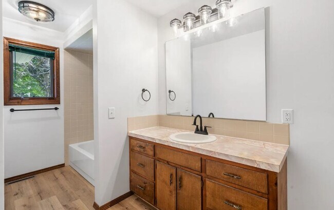 Building Photo - Lake House Rental