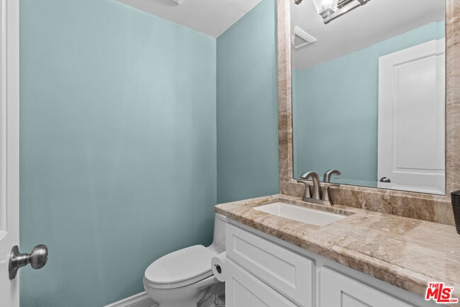 Building Photo - 450 San Vicente Blvd