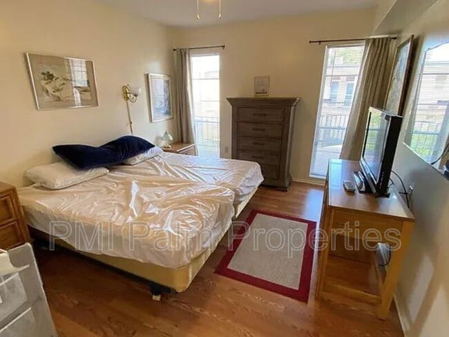 Building Photo - 7 Greenway Village N