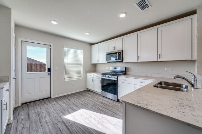 Building Photo - Spacious 4 Bed, 3 Bath Modern Home in Mobberly Farms, Pilot Point - Available for Lease!