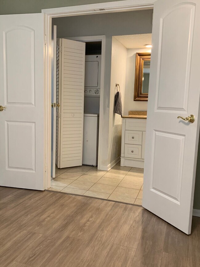 Building Photo - 11201 Lynbrook Dr