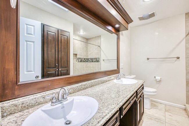 Building Photo - Beautiful House with 4 bed - 2 baths - office & covered big Jacuzzi