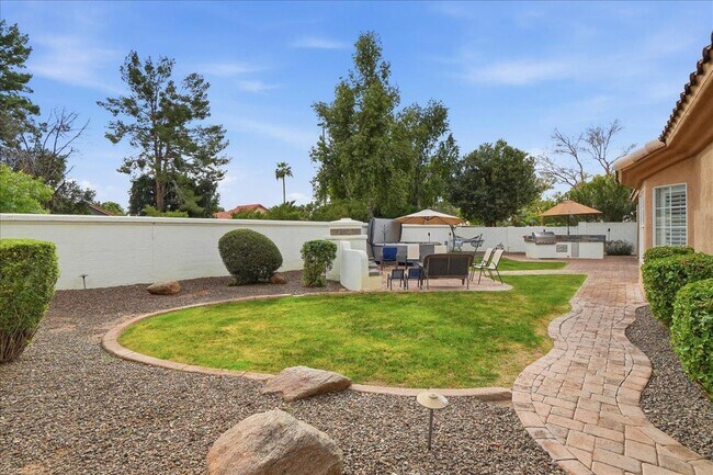 Building Photo - 1909 E Coral Tree Dr