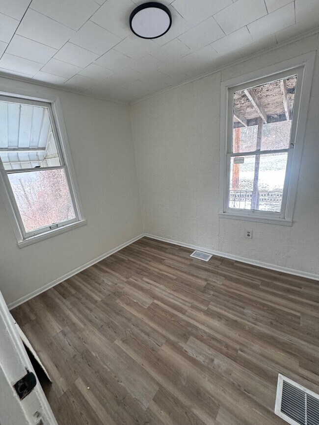 Building Photo - 595 Castle Ave