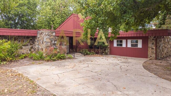 Building Photo - Unique 3 bed/2 bath Property with HUGE Bon...