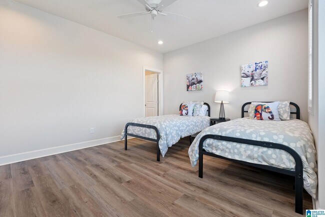 Building Photo - 829 21st Ave E