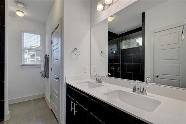 Building Photo - Eastwood at Riverside #47