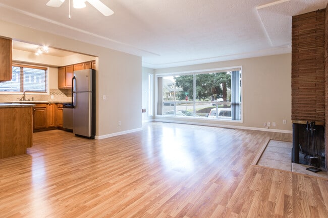 large living room - 5703 N Commercial Ave