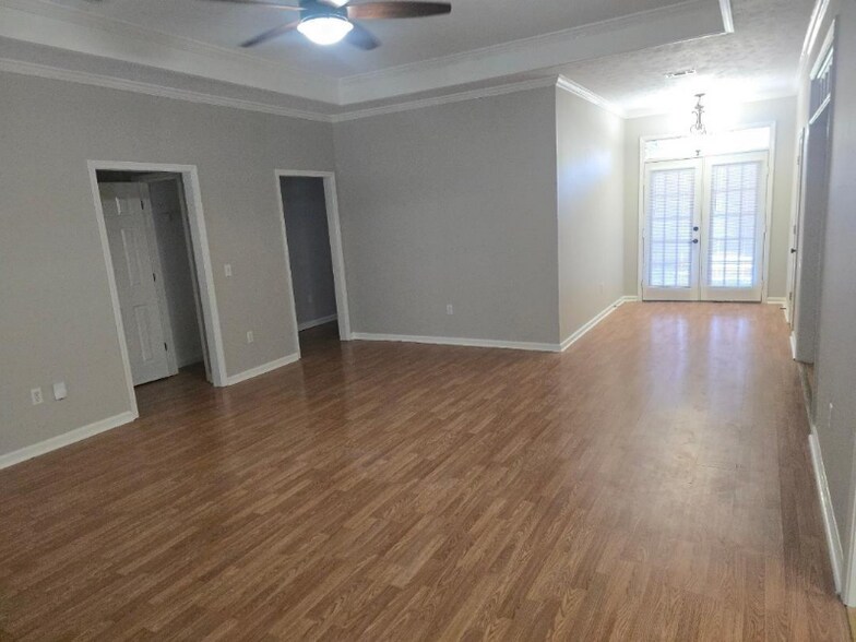 Building Photo - 263 Greensview Dr