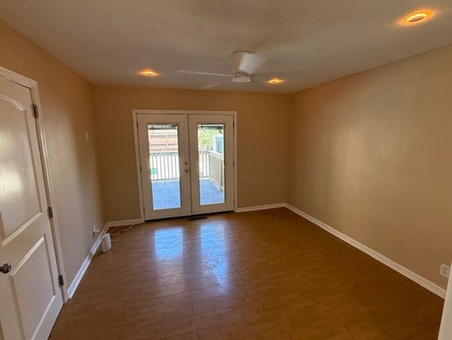Building Photo - Spacious 3-bedroom home in Quiet El Sobran...