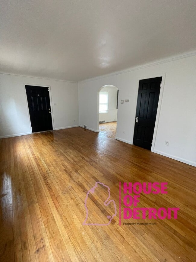 Building Photo - Summer Special~ 3 BEDROOM | 1 BATH | FREE ...