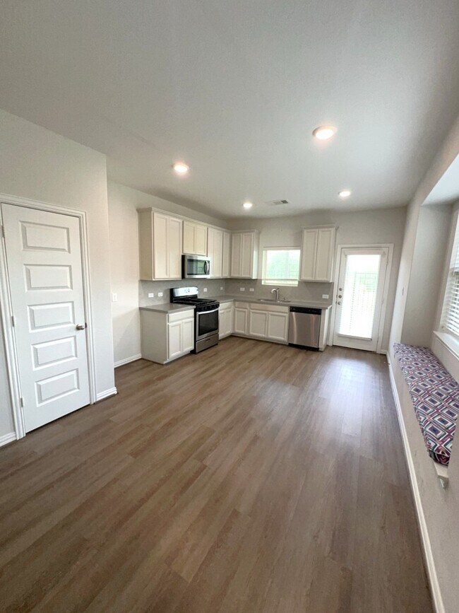 Building Photo - 7118 Fannin St
