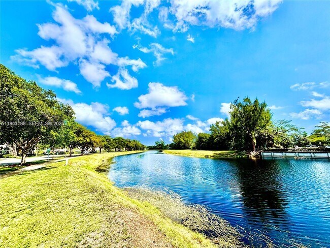 Building Photo - 3351 S Palm Aire Dr