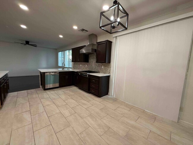 Building Photo - Spacious Cresleigh Ranch Home Near Schools...