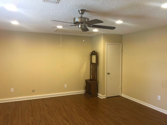 Building Photo - 2 Bedroom Single Family
