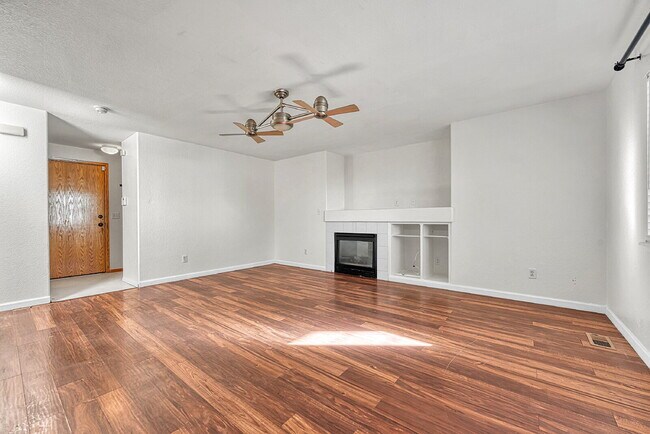 Building Photo - $3,400 - 5 Bed, 3.5 Bath Home in Aurora with in unit Laundry and Fenced in Yard!