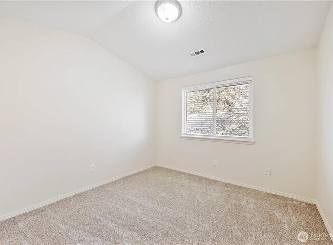 Building Photo - 12202 NE 39th St