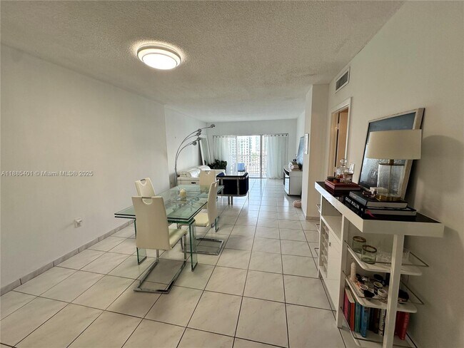 Building Photo - 300 Bayview Dr