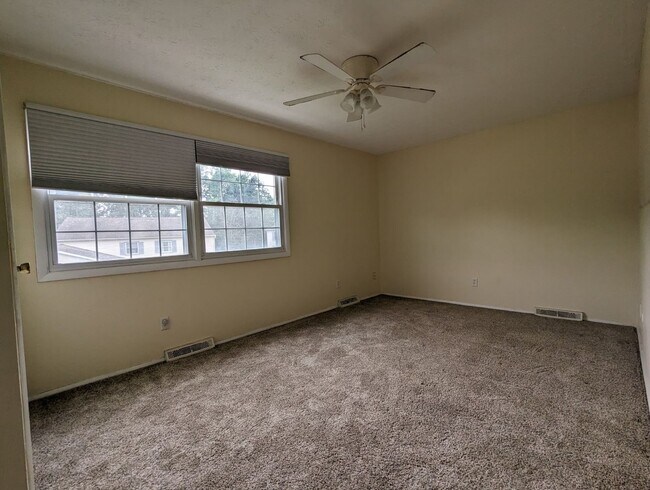 Building Photo - Cozy 2BR, 1 BA Townhome in Aurora!