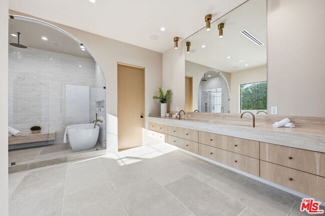 Building Photo - 16643 Addison St