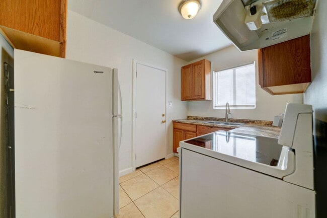 Building Photo - 9316 E Balsam Ave