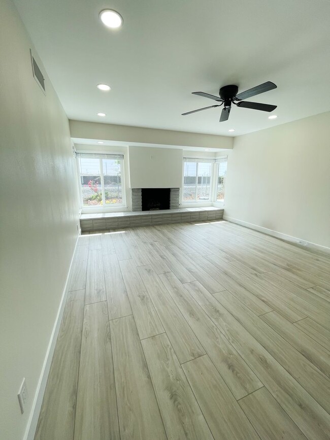 Building Photo - 3 bedroom 2 bath home in desired neighborhood