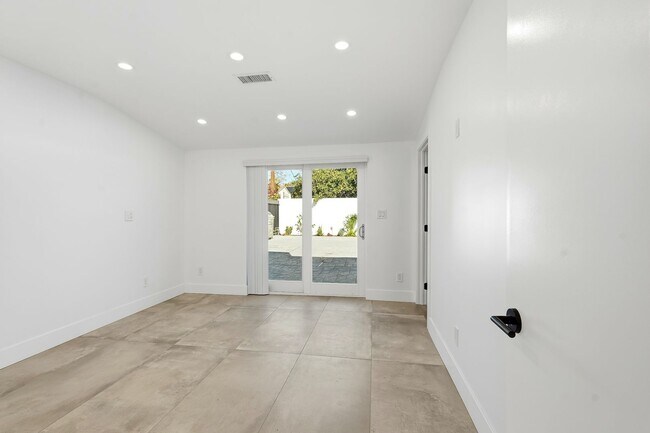 Building Photo - Luxury Newly Built 2 Bed, 2 Bath Home with Private Yard, Walk-In Closets & High-End Bespoke Kitchen