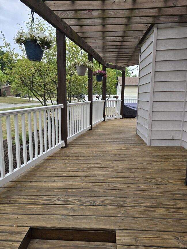 Building Photo - 5580 Creek Run Dr