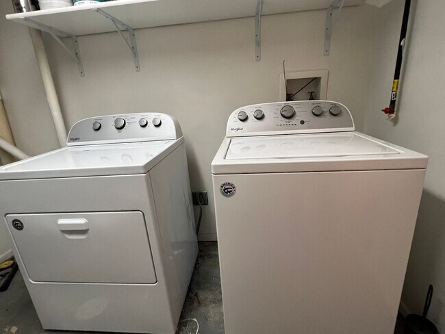 Building Photo - Country living home