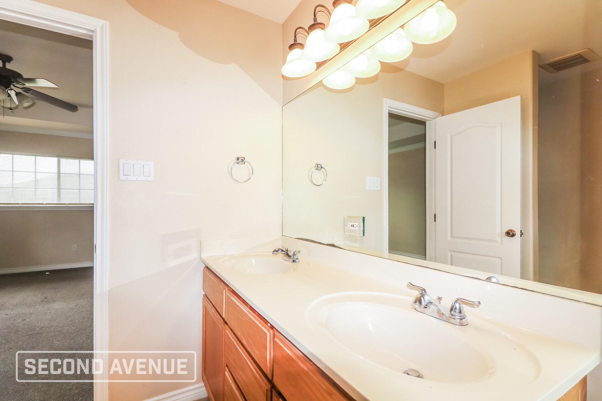 Building Photo - 2422 Luzius Dr
