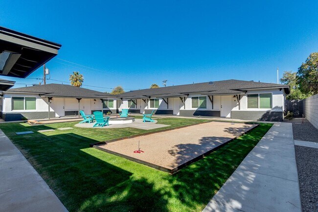 Building Photo - 2512 E Thomas Rd