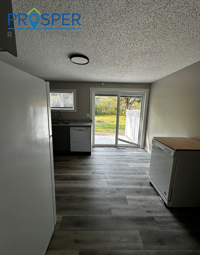 Building Photo - 521 Cedar Dr N