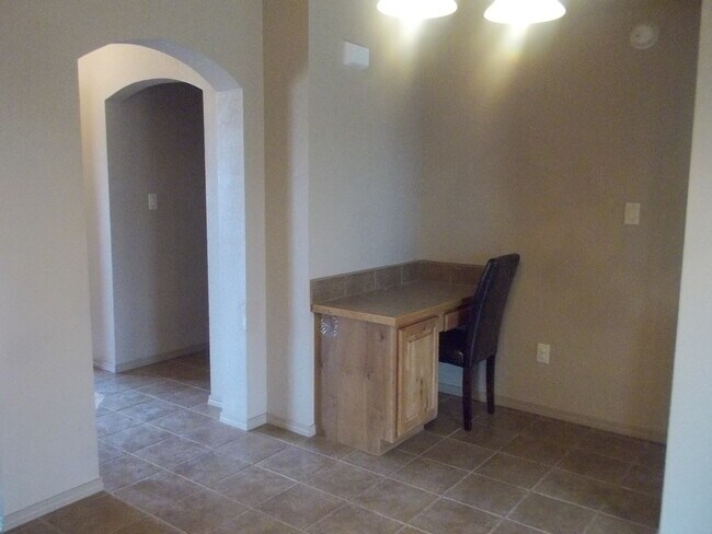 Building Photo - Beautiful home close to HAFB and town.