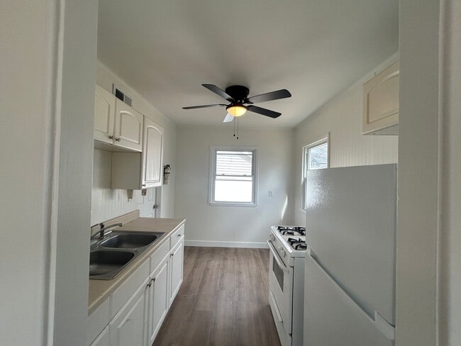 Building Photo - Newly updated 2 bedroom 1 bath home in Rock Island with Garage!