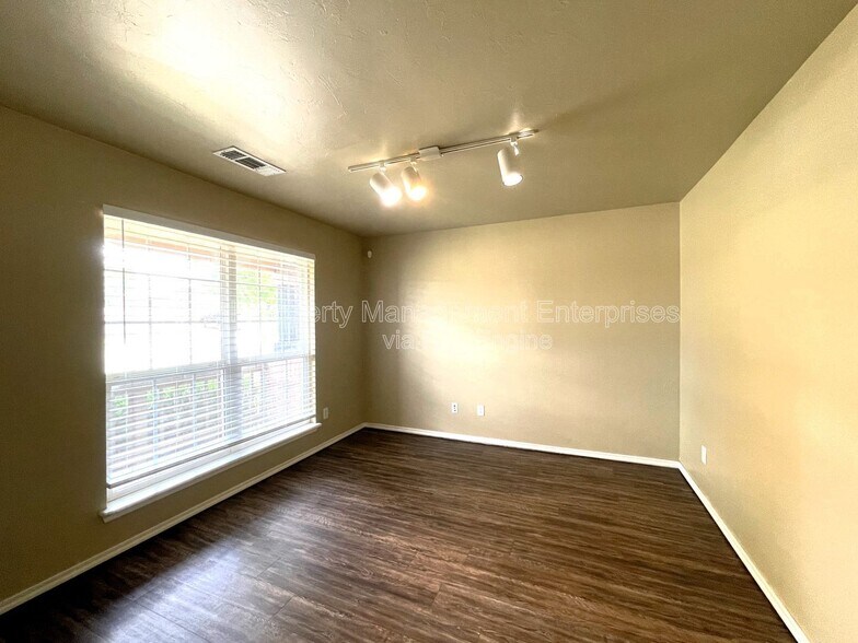 Building Photo - 18212 Viento Dr