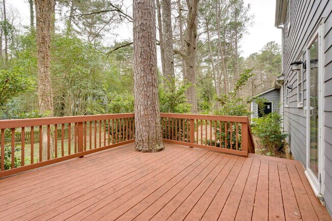Building Photo - Chapel Hill Retreat: Spacious 4-Bedroom with Fenced-in Backyard