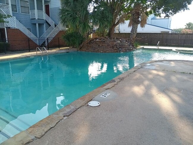 Building Photo - 14550 Fonmeadow Dr