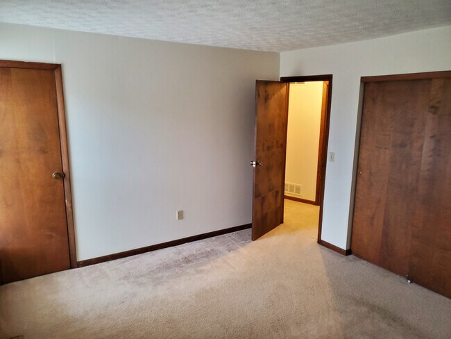 Building Photo - 2790 Mt Holyoke Rd