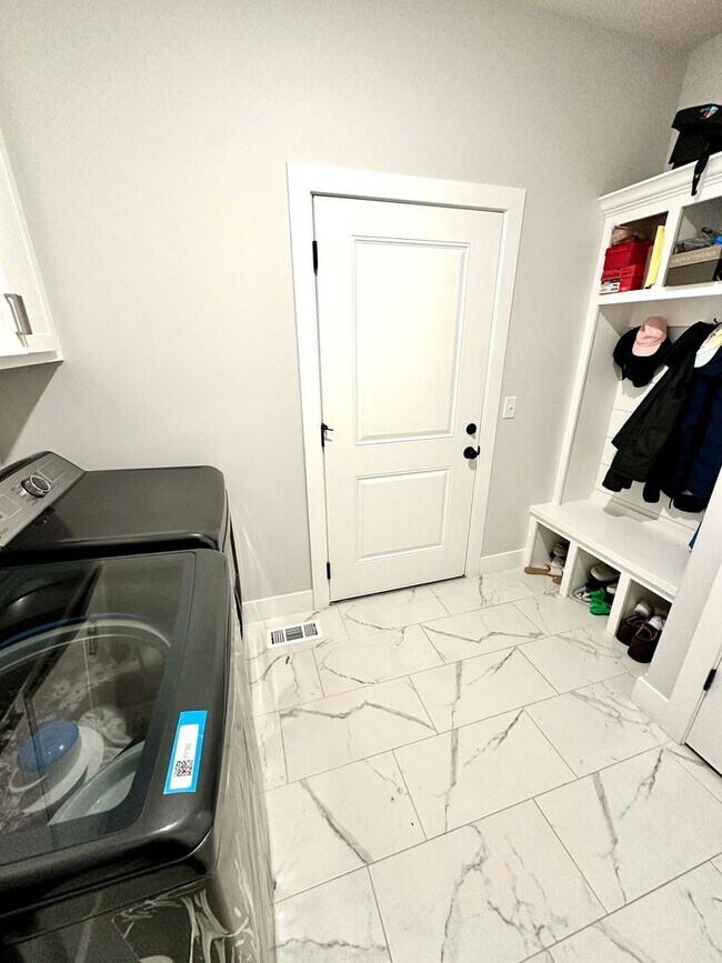 Building Photo - Spacious 5 Bed Home in Bloomington