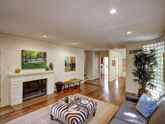 Building Photo - Charming Land Park Home. Modern Comfort Me...