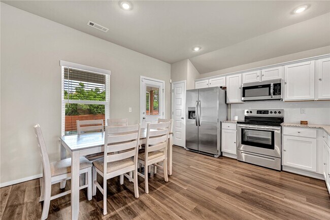 Building Photo - 103 W Gillian Ave