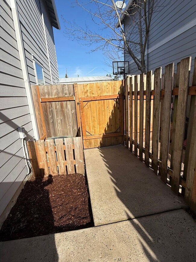 Building Photo - Beautifully Refurbished and updated Townhome style Home in Southeast Portland